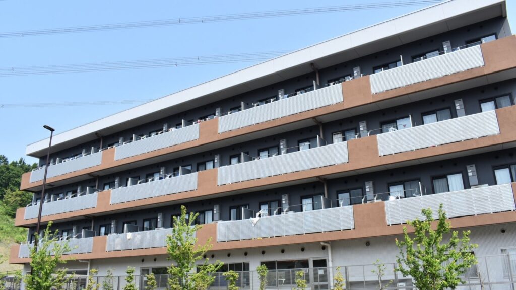 賃貸経営は相続税対策になる？相続税評価額が下がる仕組みと効果、アパート経営のメリット・デメリットを解説